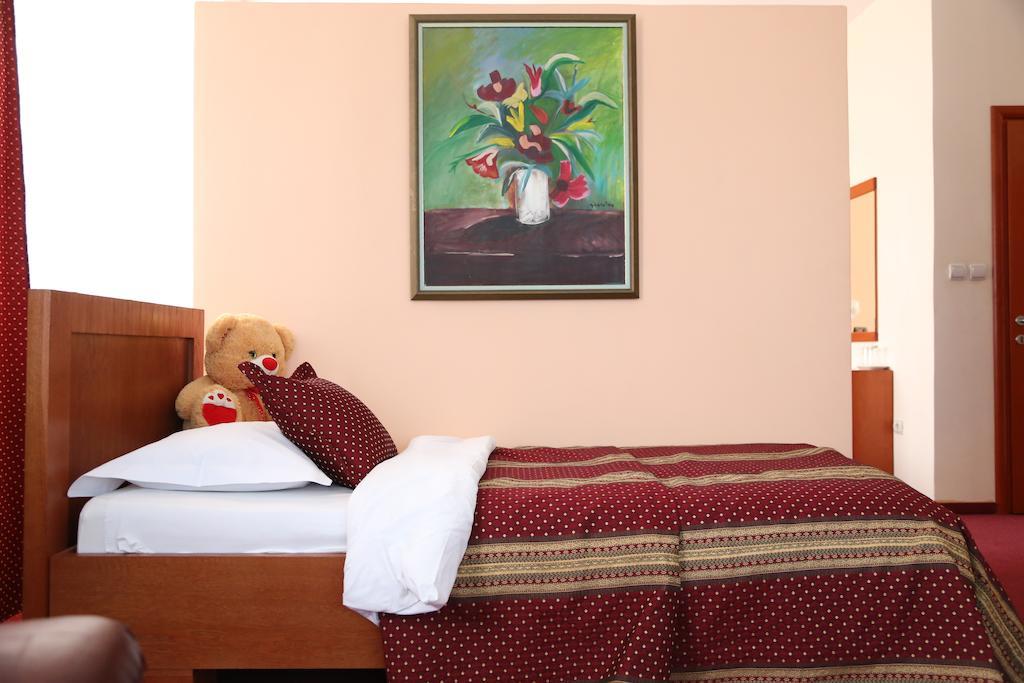 Hotel Apollonia Priștina Cameră foto