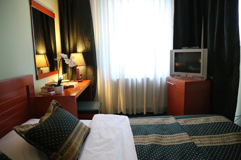 Hotel Apollonia Priștina Cameră foto