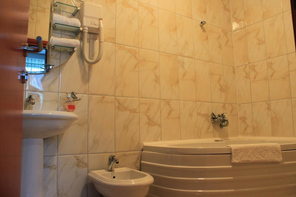 Hotel Apollonia Priștina Cameră foto